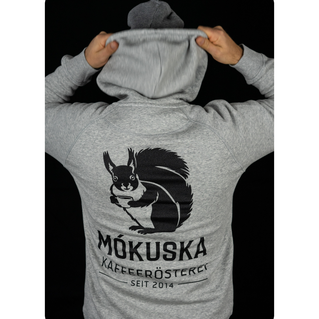 Rückseite des grauen Mókuska-Hoodies, mit hochgeschlagener Kapuze