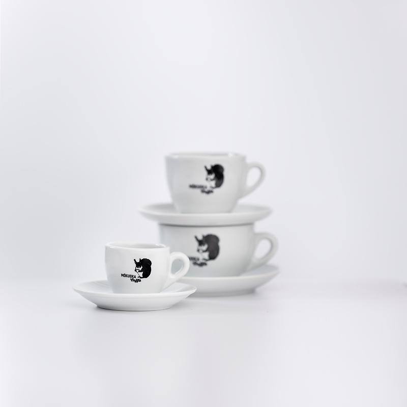 eine weiße Espressotasse Mókuska Kaffeerösterei